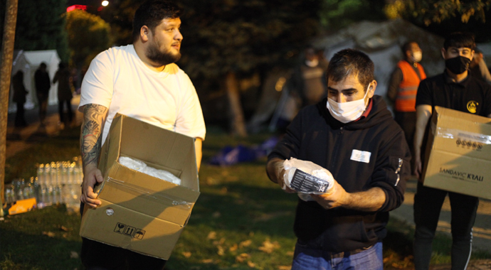 Gönüllüler dayanışmayla depremzedelerin acısını hafifletmeye çalışıyor